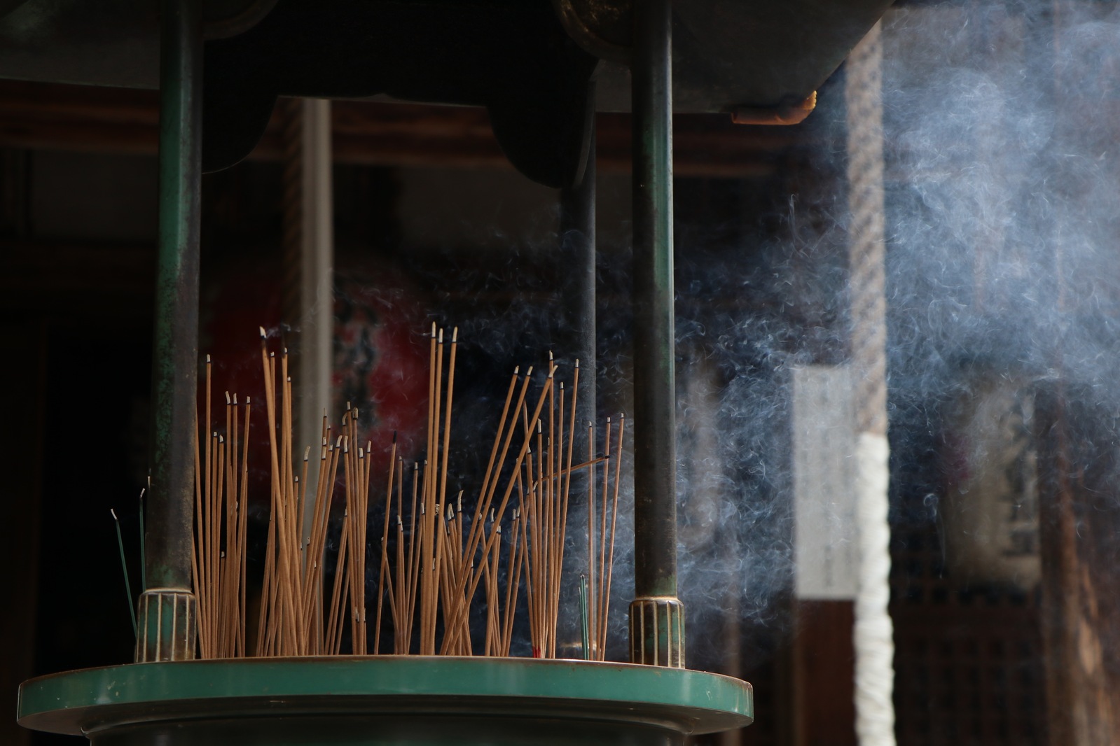 Типичный элемент буддистского храма — благовония