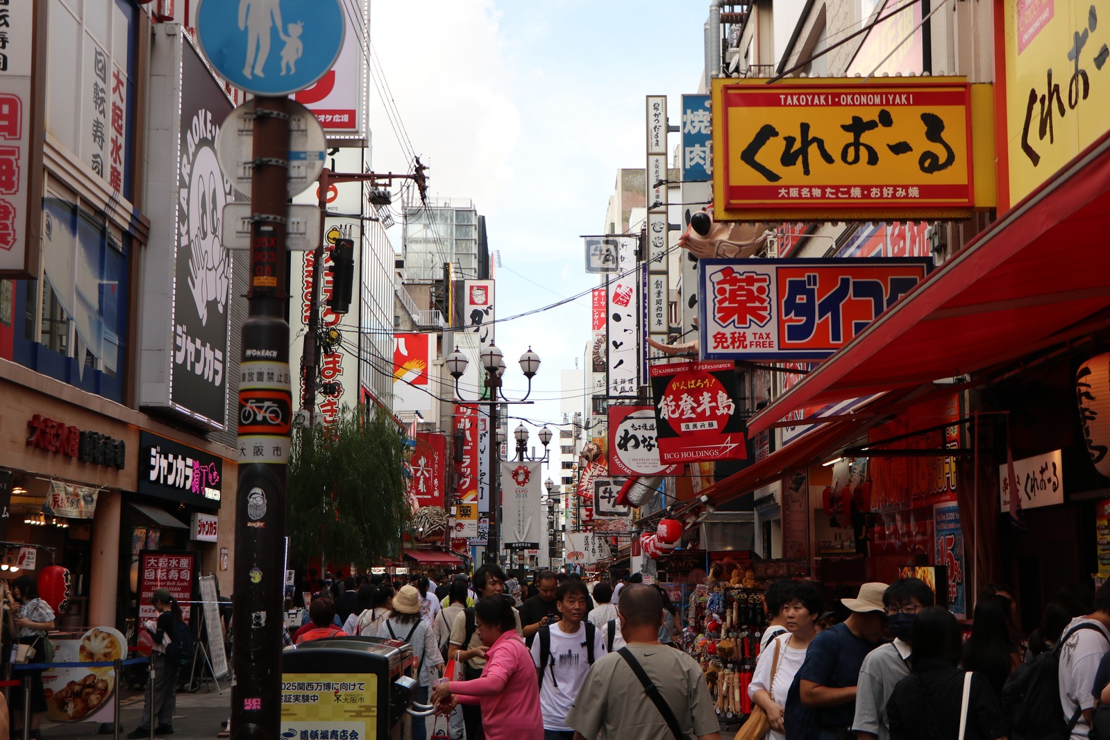 Это и есть <a href="https://maps.app.goo.gl/WtAyy3jfEqmxoiQx7">Дотонбори</a> — советую жить где-то не очень далеко отсюда, потому что чисто по этому рынку можно бродить часами + у вас всегда будет, где поесть