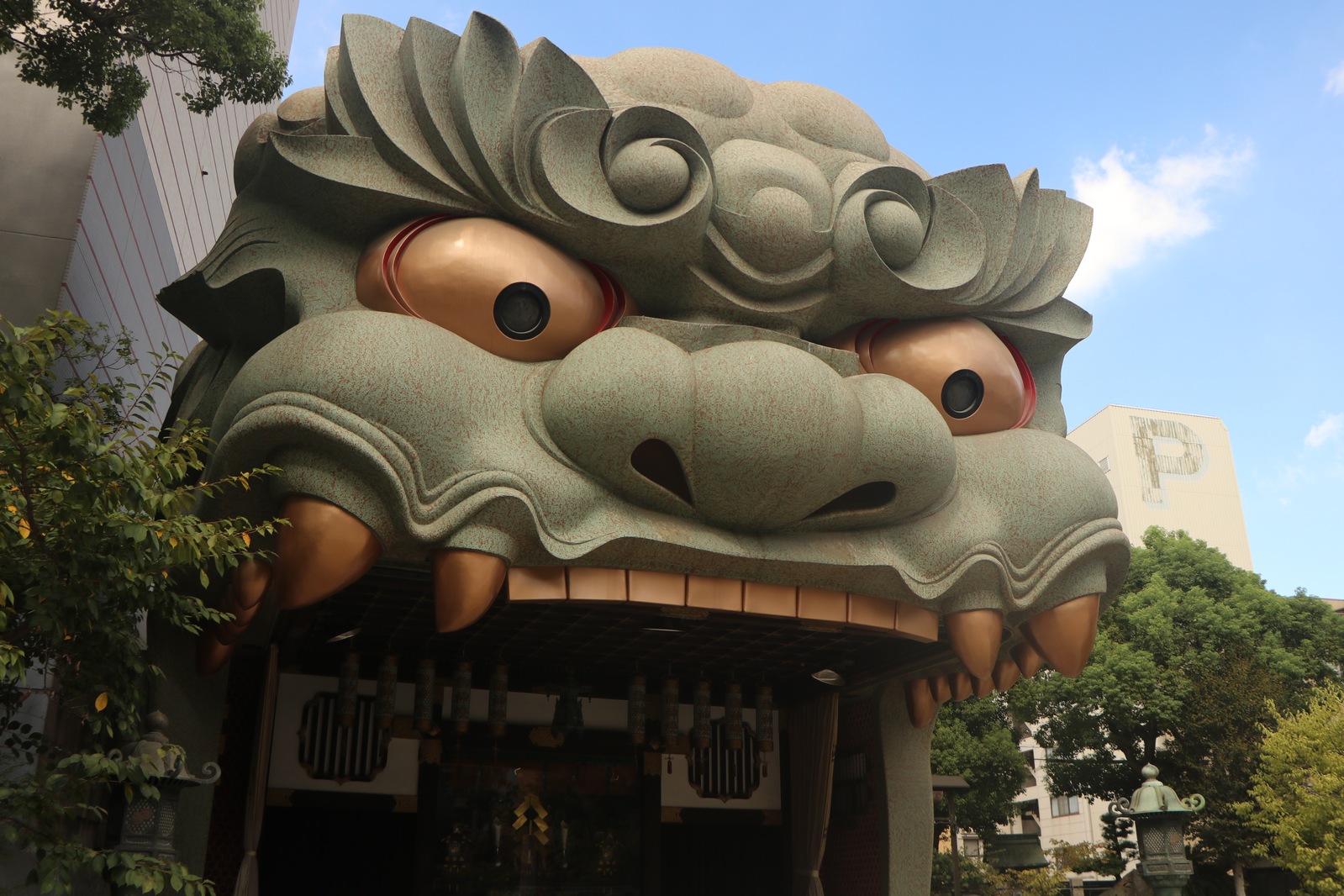 Храм <a href="https://maps.app.goo.gl/qp4bngf5ZSSmCnCb7?g_st=ic">Namba Yasaka Jinja</a> с головой льва