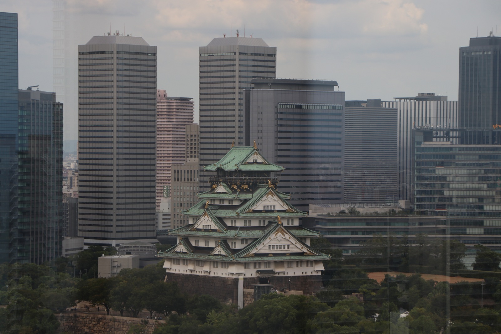 Вид на замок Осаки из местного <a href="https://maps.app.goo.gl/dirAoZAw25sg2emj9?g_st=ic">музея истории</a>, с высоты 10 этажа, туда тоже советую сходить