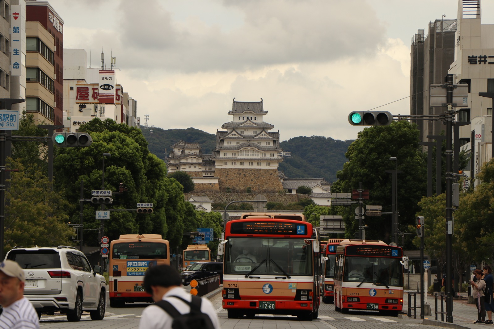 Вот он так и стоит на фоне города, но уже не такой грозный