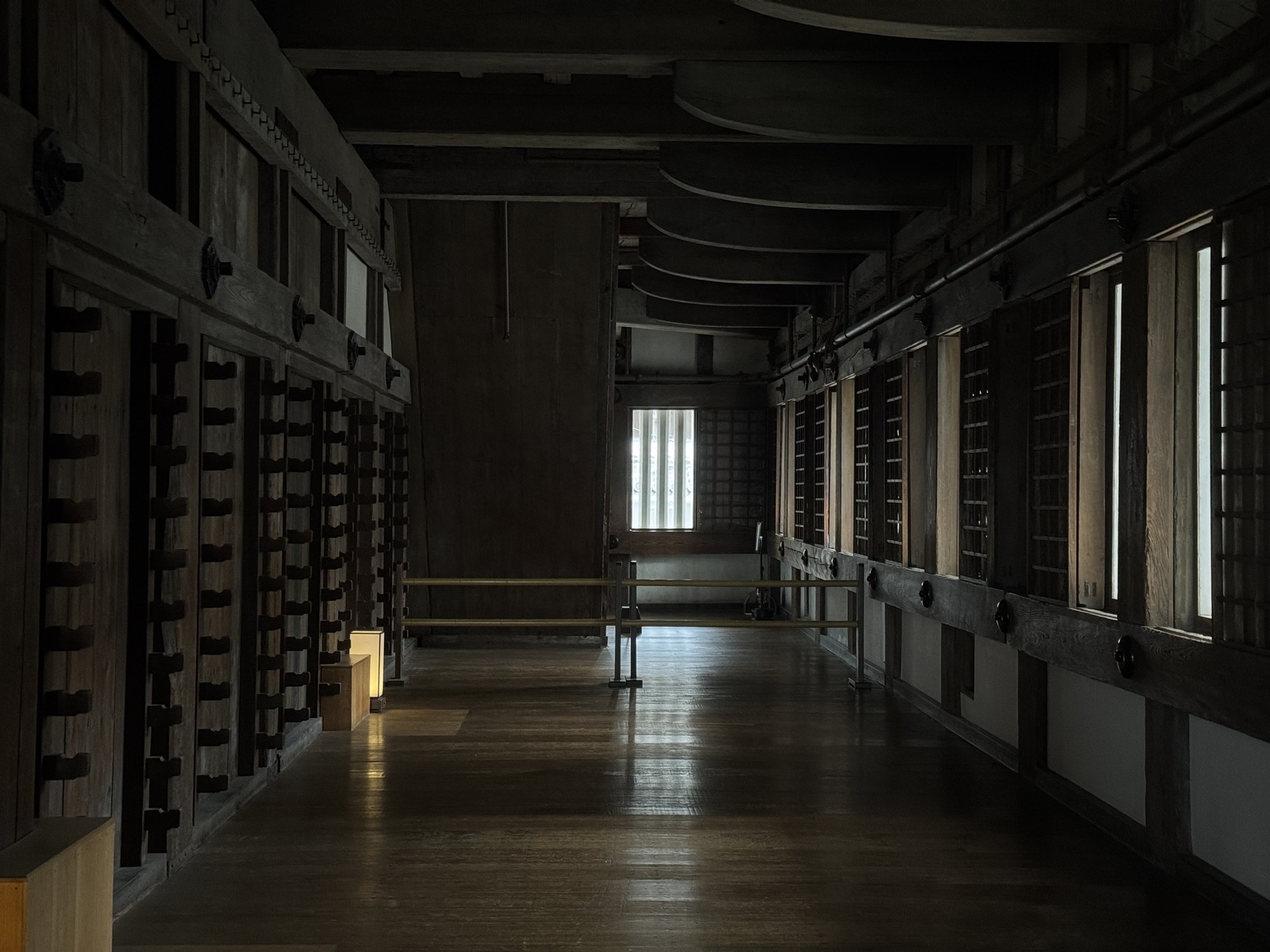 Почти все деревянные элементы оригинальные (им больше 400 лет! и их можно трогать…)