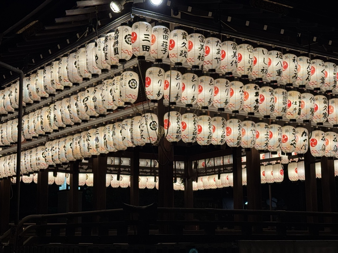 На каждом фонарике имя того, кто пожертвовал храму деньги, и теперь они отпугивают злых духов