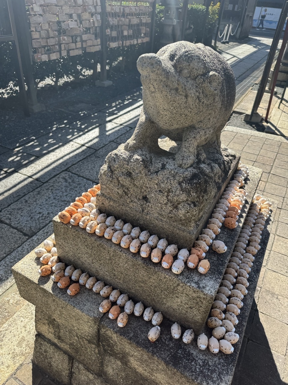 Еще один местный храм — <a href="https://maps.app.goo.gl/N1YfbNvvKgQArqJJA">кабанохрам Zenkyo-an</a>, кабаны как бы защищают его от всего злого