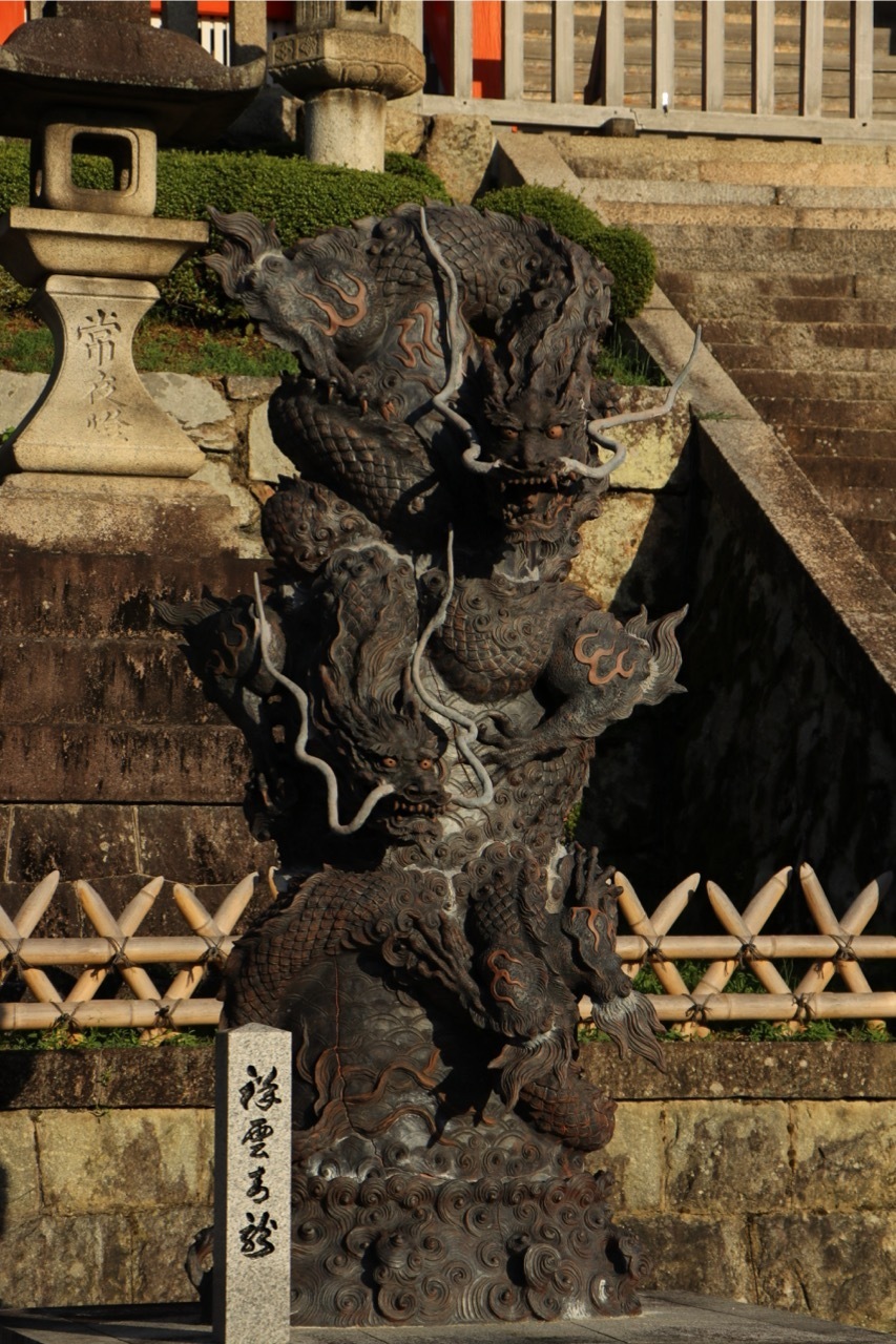 Вот это нечто будет охранять вход. Если нашли — вы на пути в киёмидзу-деру