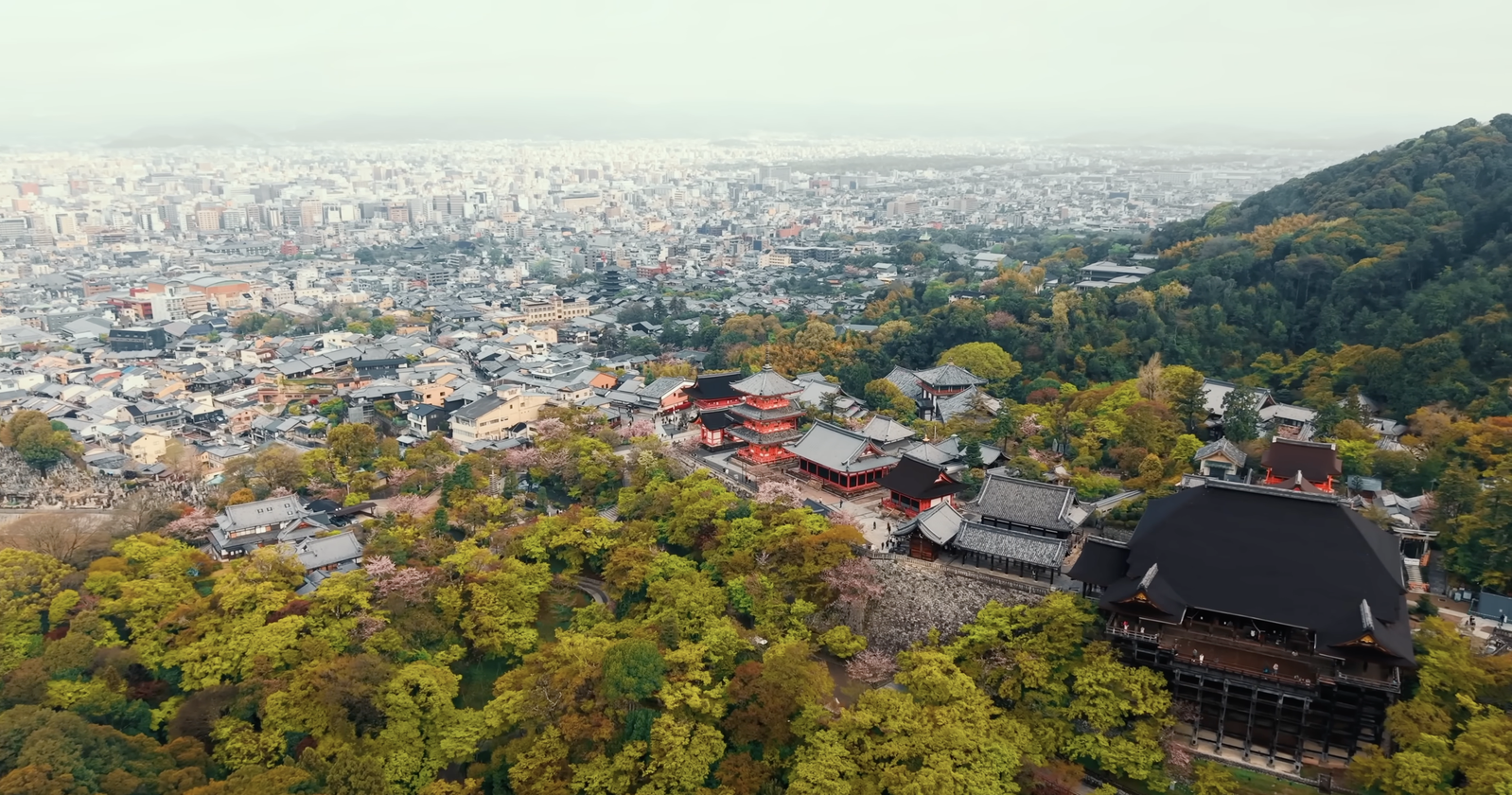 Красные и коричневые здания снизу справа — это и есть <a href="https://maps.app.goo.gl/KVtuHypkiMiXB7uTA">Киёмидзу-дера</a>. Фото: <a href="https://youtu.be/dwol_f55rFs?t=38">Vadim Key</a> (у него офигенные видео про Японию!)