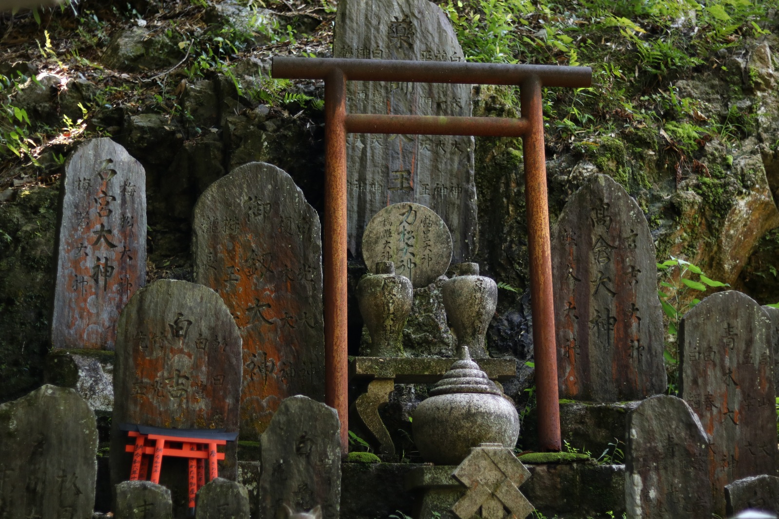 И атмосферное кладбище