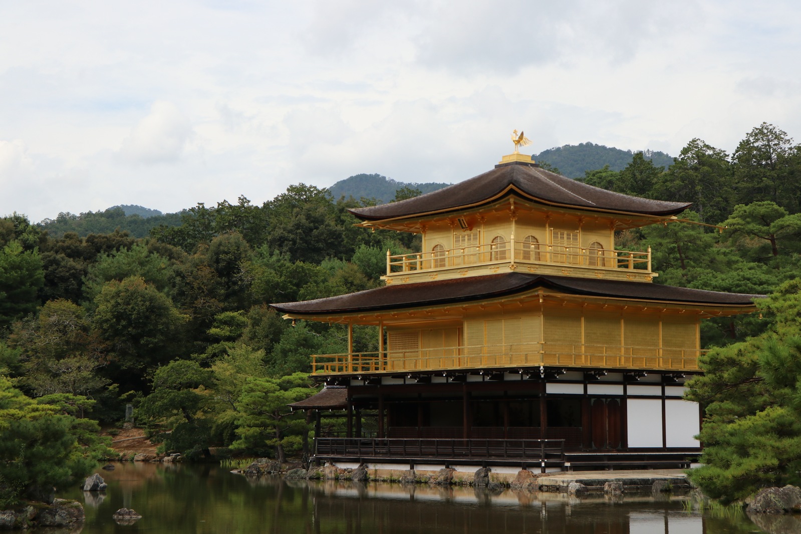 Тот самый вид через пруд: обратите внимание на золотого феникса на крыше