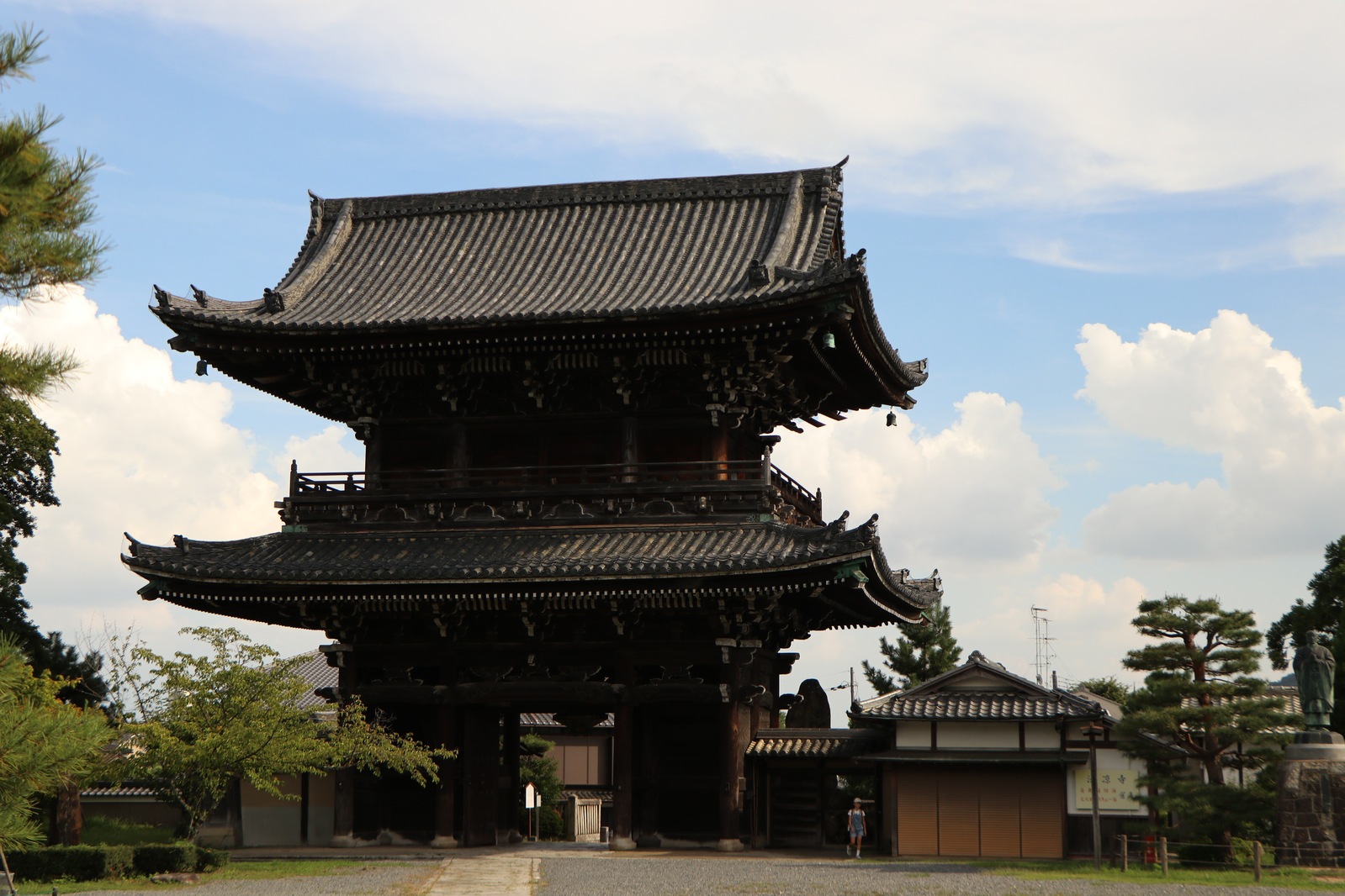 <a href="https://maps.app.goo.gl/jXdG6xiswyhCtLWDA">Один из храмов</a> на пути к саду каменных человечков