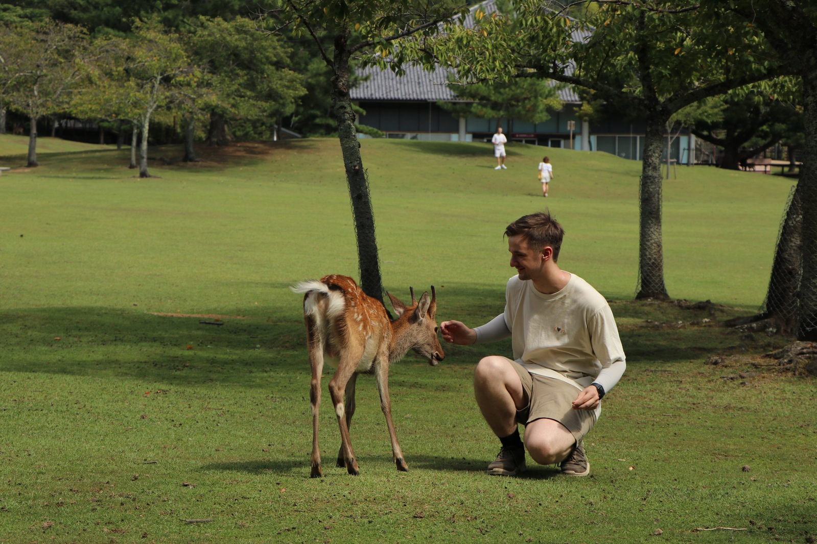 Зацените рукава: это такая японская штука от загара, когда санскрин не помогает. Ещё у нас был спрей из спирта и ментола — от японской жары самое то