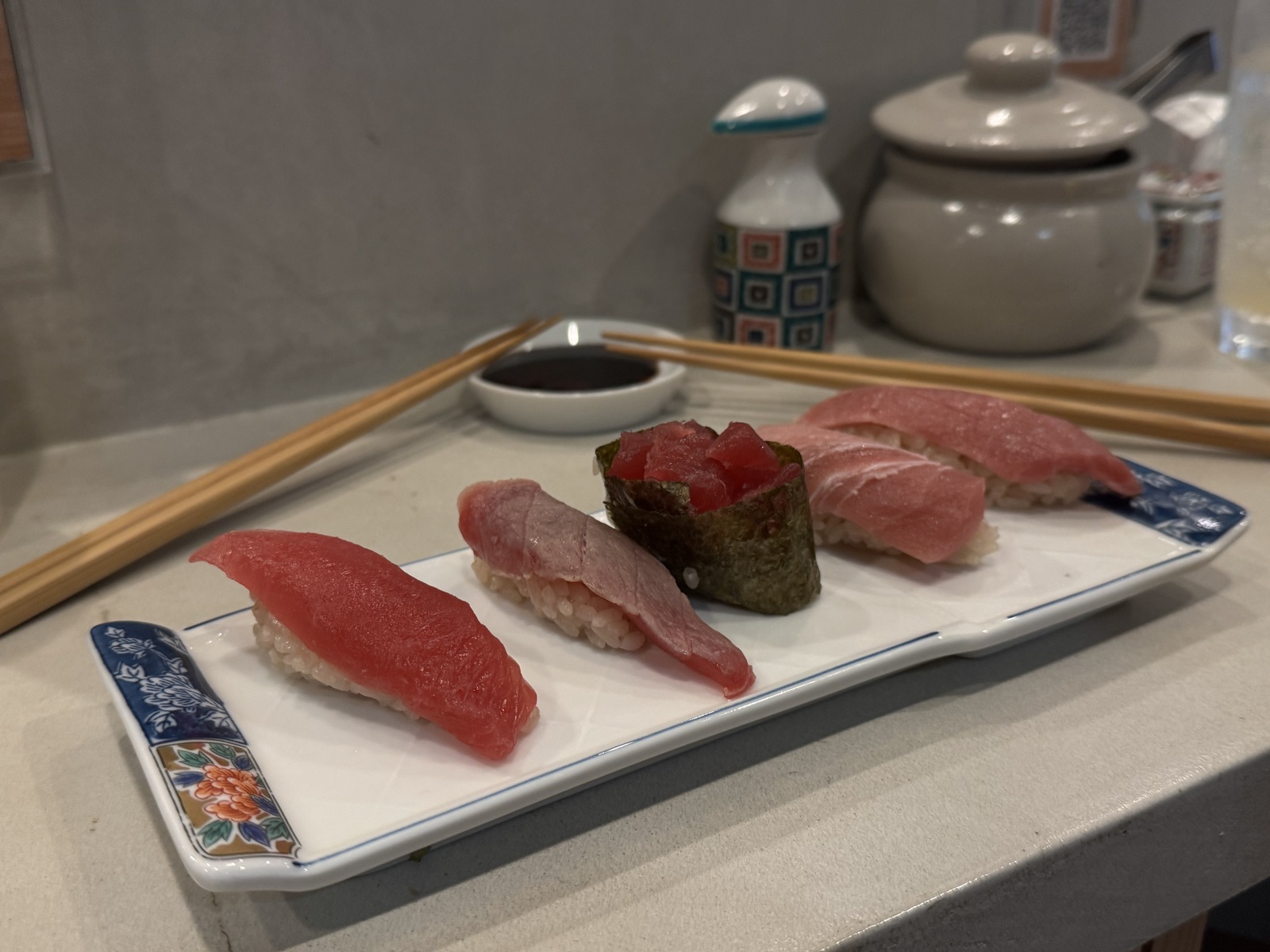 Зачем платить за суши 1500 в Москве, если можно заплатить 60 000 за билеты в Японию и <a href="https://maps.app.goo.gl/u4jR8FAGM7wnoiBW7">есть их по 100 рублей в Шиндзюку</a>? Кстати, ролов в Японии почти нет, это американское блюдо.