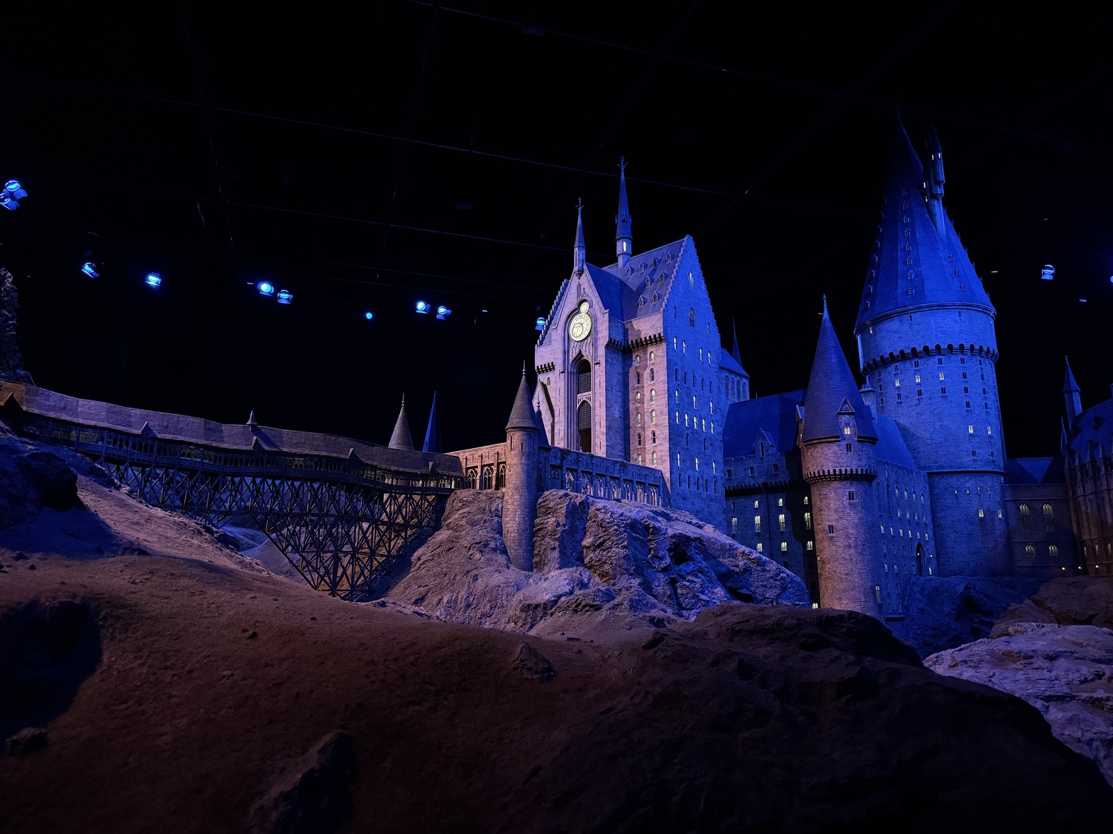 Конкретно этот Хогвартс снимался в пролётах, поэтому сделан так, чтобы казаться огромным. На деле высота башен метров шесть–восемь, наверное