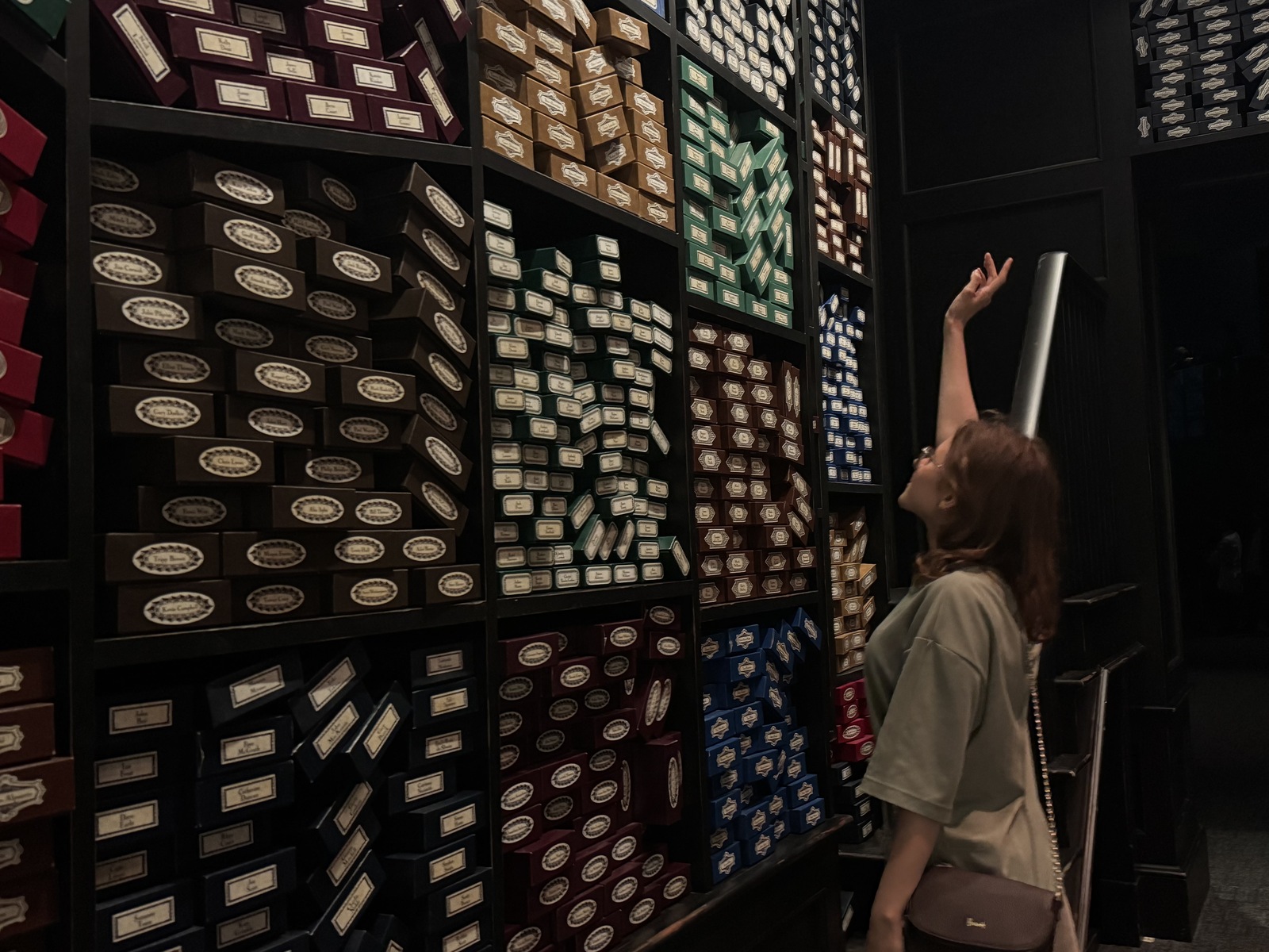 В коробках лежат настоящие палочки! И их можно открыть и потрогать