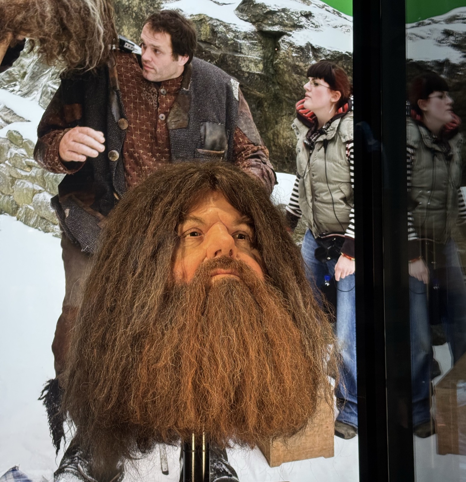 Это реальная голова Хагрида со съемок: она моргает и говорит