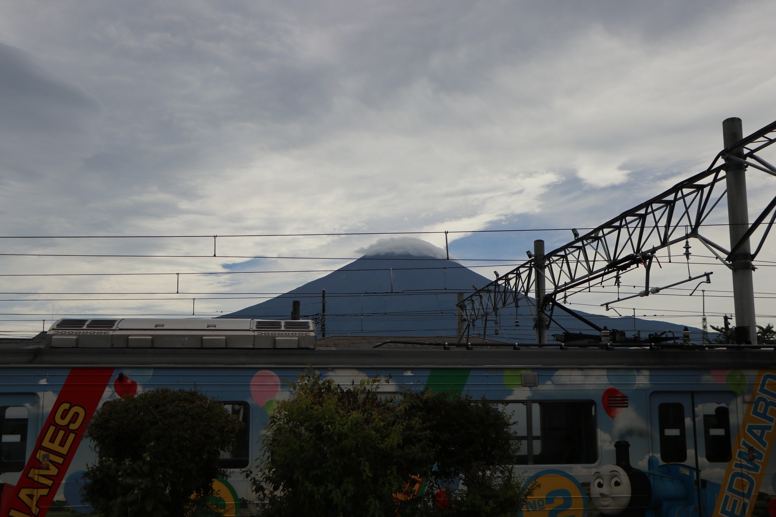 На Фудзи плюхнулась шапочка. А ещё угадайте, из какого мультика поезд