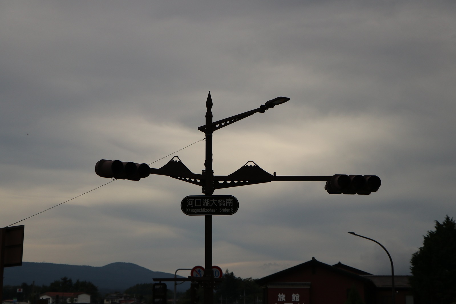 Фонарные столбы — это отдельное искусство