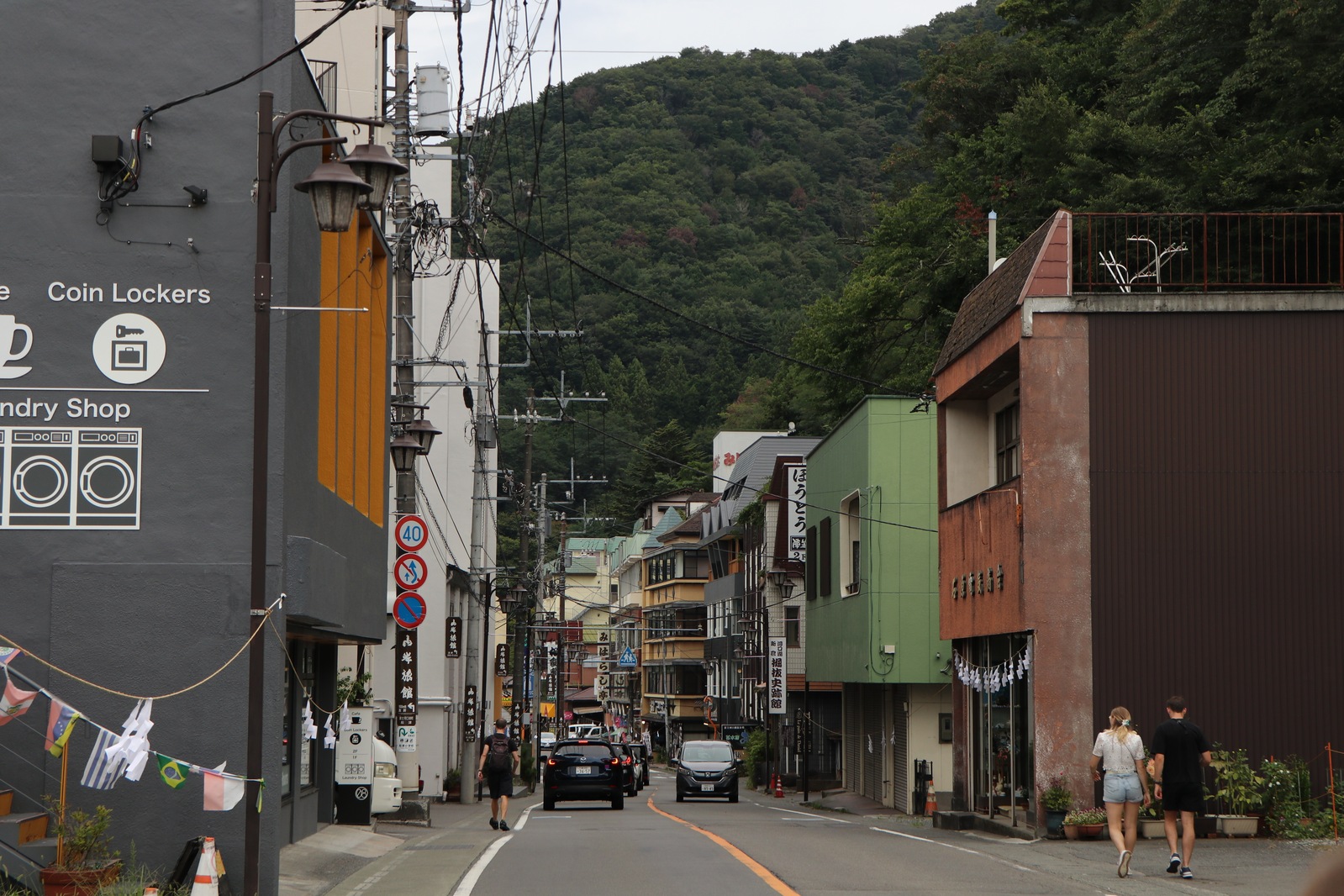Сам городок тоже очень атмсоферный: малоэтажная Япония на берегу озера и посреди гор