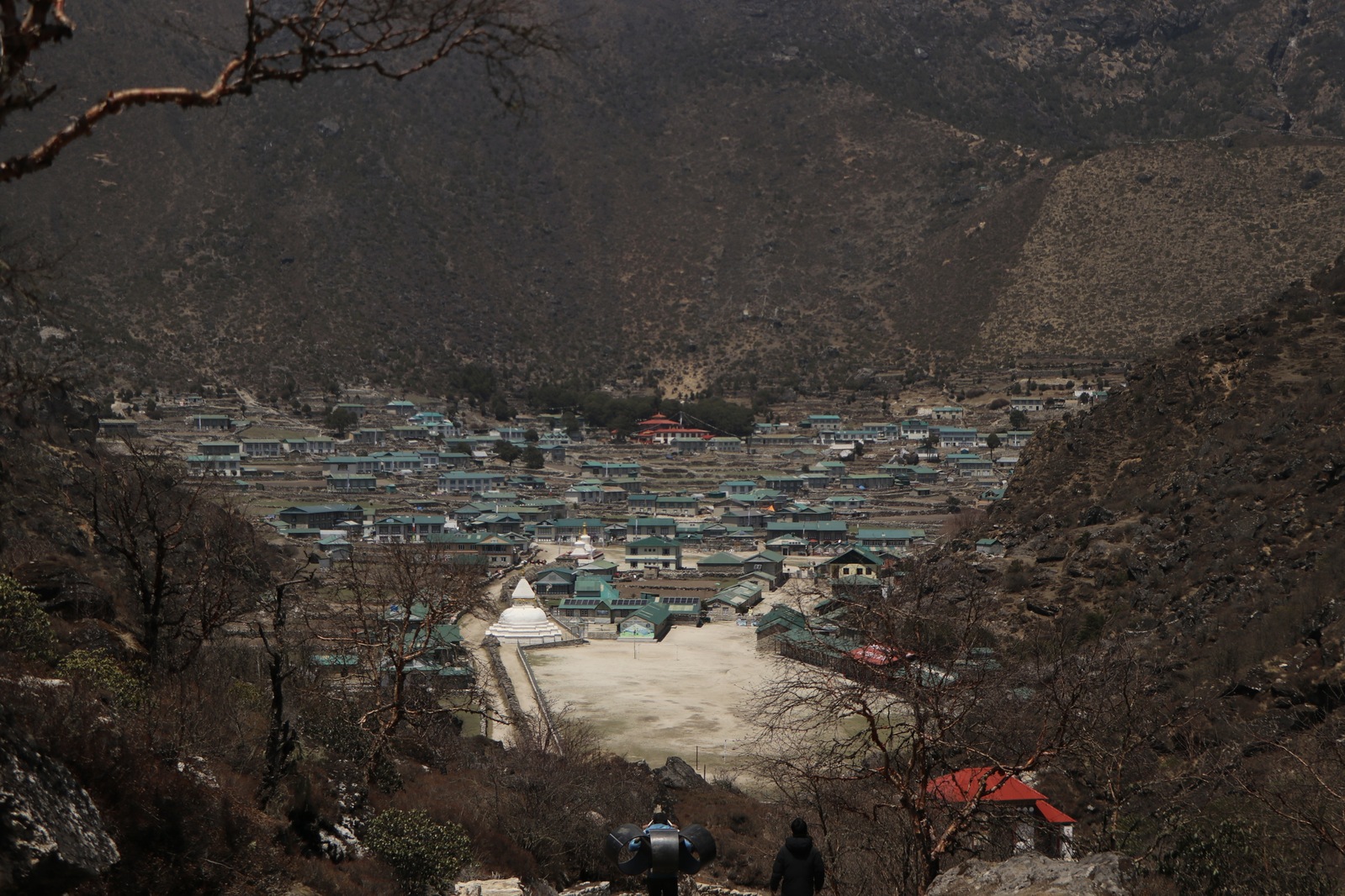Обратите внимание: все крыши зеленые. Это потому что местные не хотят нарушать природу. А единственная красная крыша — это монастырь, ему можно