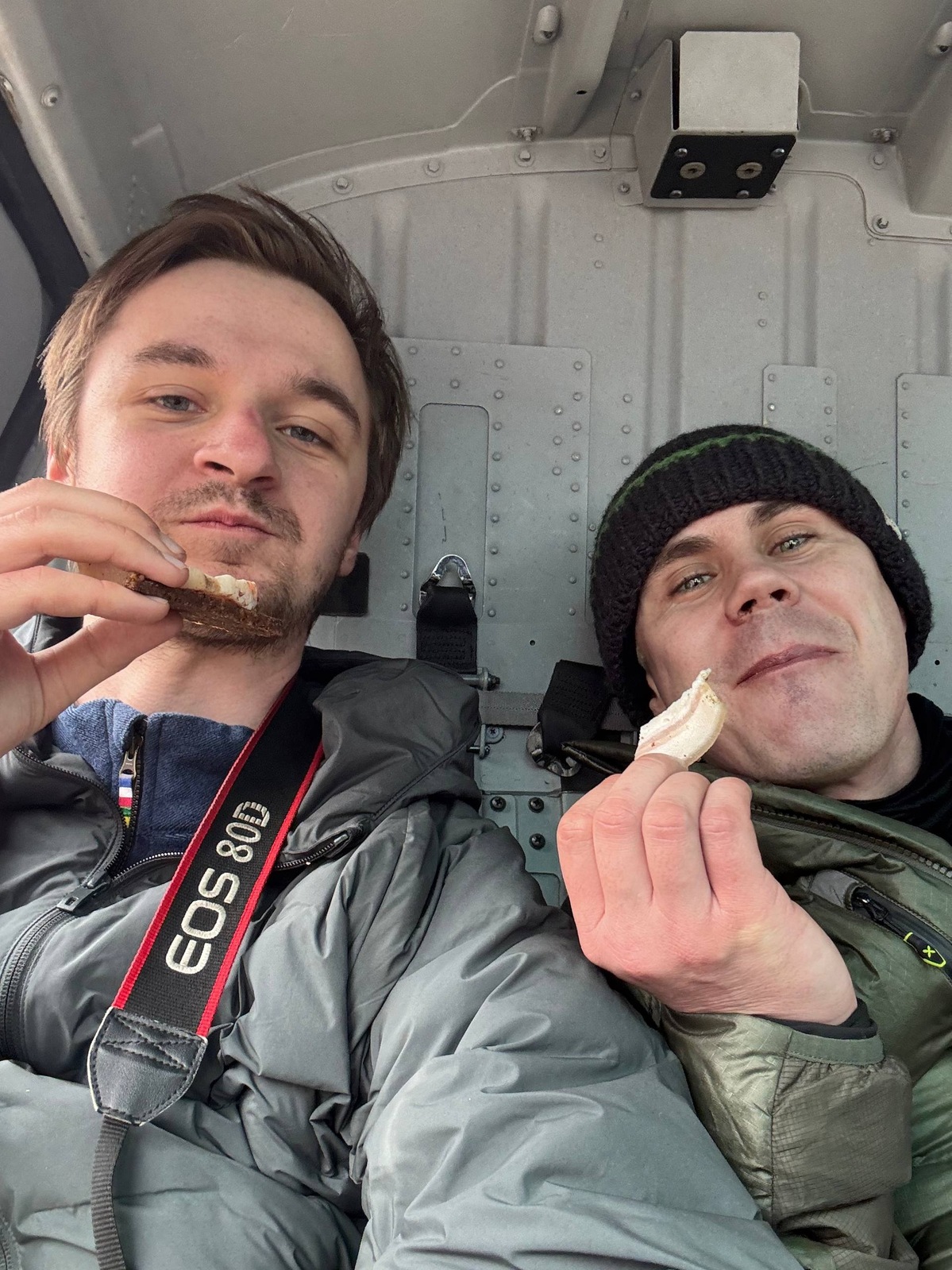Нарушаем все правила техники безопасности в вертолёте своим салом