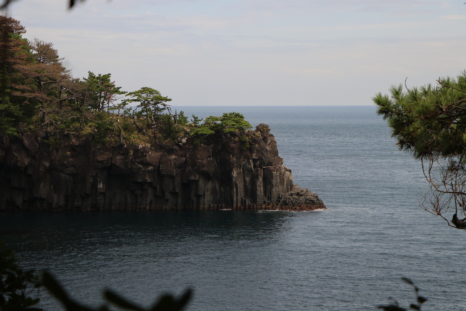 Если я правильно понял, то берег такой странный, потому что это вулканические породы